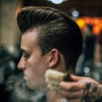 Barber voert strakke fade haircut uit in Wierden